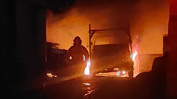 Se incendian cinco vehículos, entre ellos uno de lujo, en empresa de Guamúchil