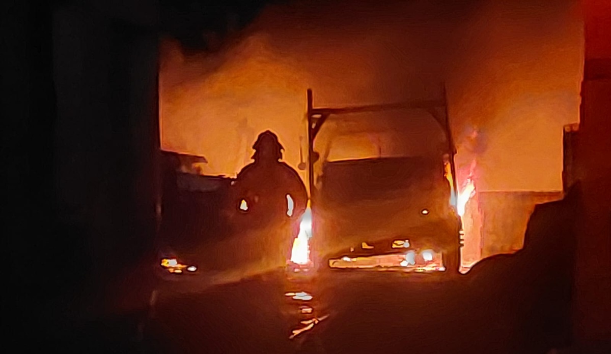 Se incendian 5 vehículos en empresa de materiales de construcción, en Guamúchil