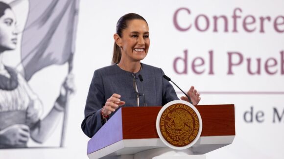 Para levantar el ánimo, Sheinbaum presenta percepciones internacionales y precio del dólar