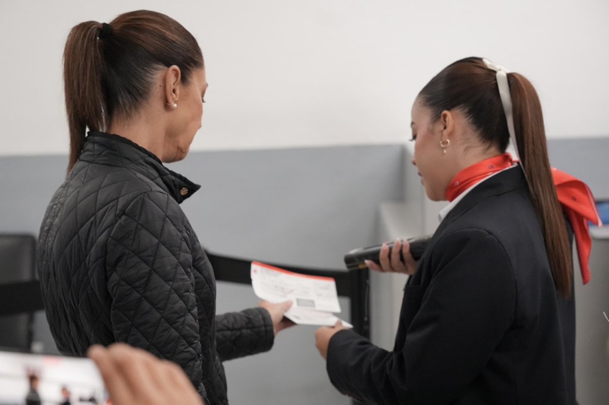 Claudia Sheinbaum mostrando boleto de avión para abordar