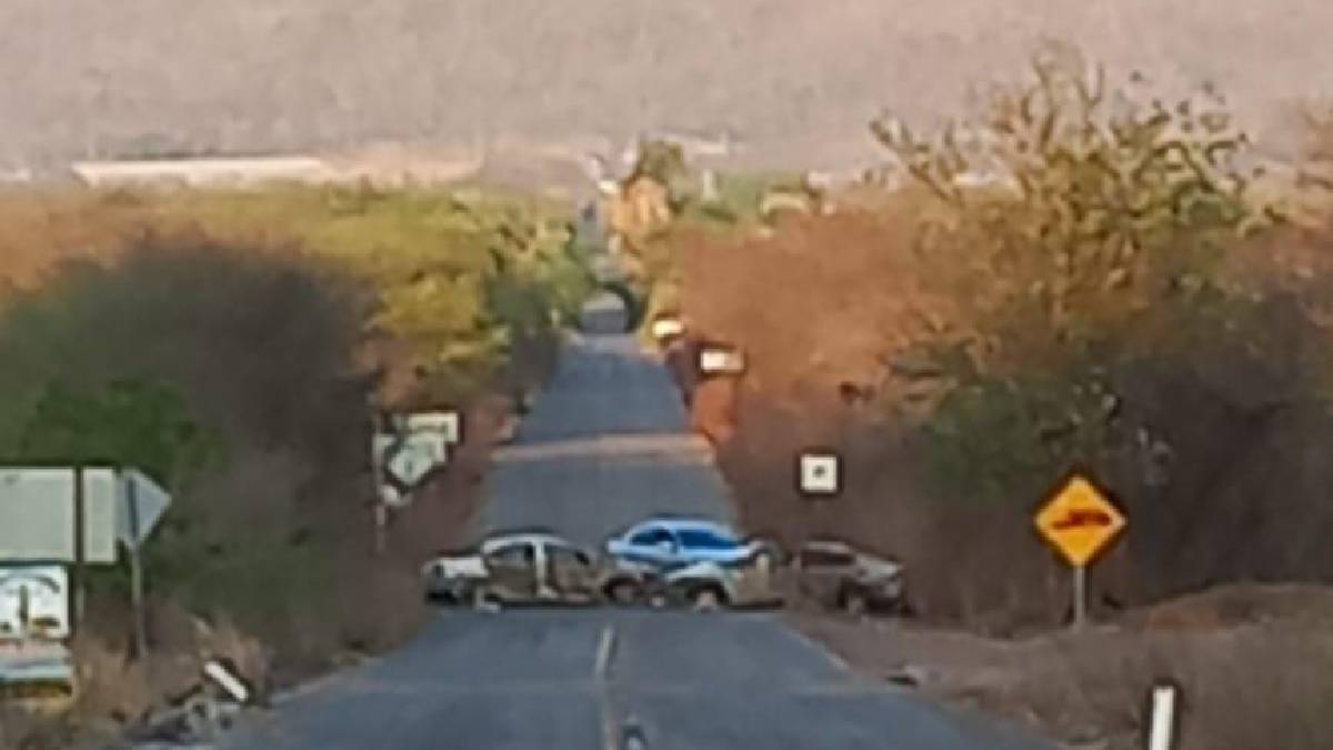con carros incendiados bloquean carretera en elota
