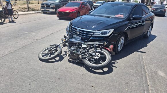 Conductor arrolla a motociclista en Urbi Villa del Bosque, en Los Mochis