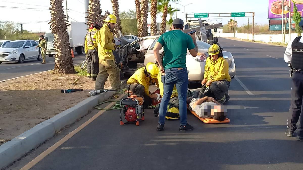 Conductor termina lesionado al impactarse contra palmera por el Pedro Infante en Culiacán