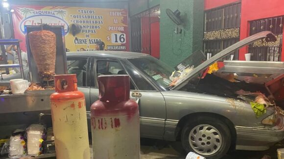 Conductor protagoniza aparatoso accidente al estrellarse contra taquería, en Mazatlán