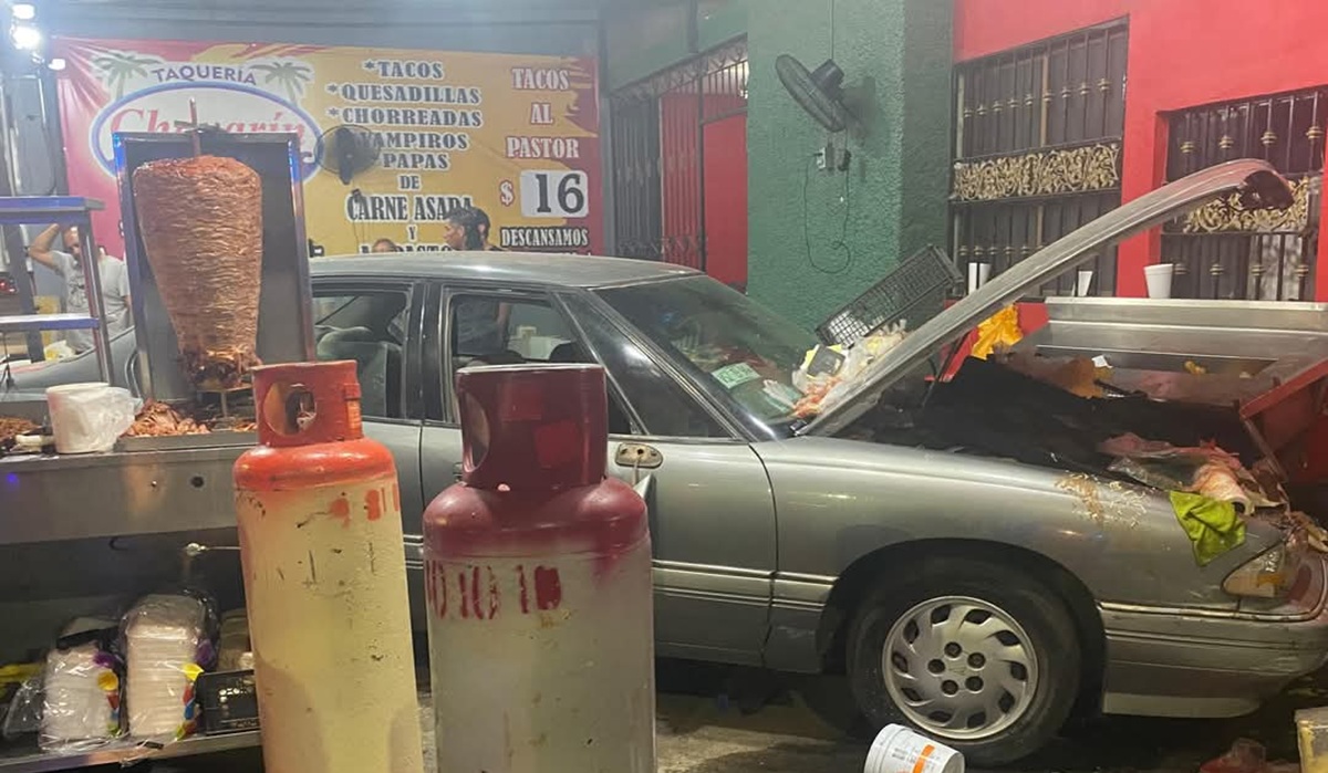 Conductor se impacta contra taquería en Mazatlán