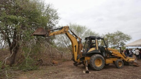 Arranca la construcción de 25 bordos de abrevaderos para la ganadería de Mazatlán