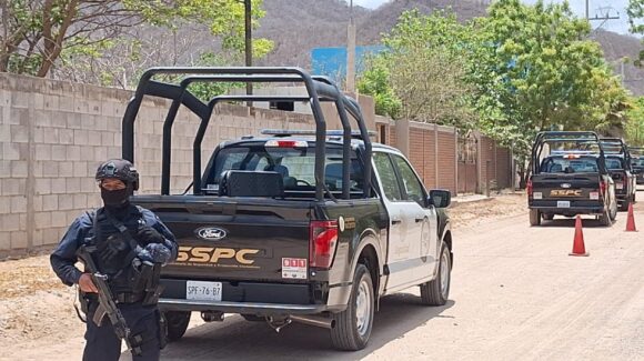 ¡En flagrancia! Agentes de Harfuch detienen a cuatro sujetos armados en El Tamarindo, Culiacán