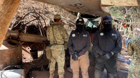 En zona de Durango colindante con Sinaloa, desmantelan narcolaboratorio con pista para aeronaves