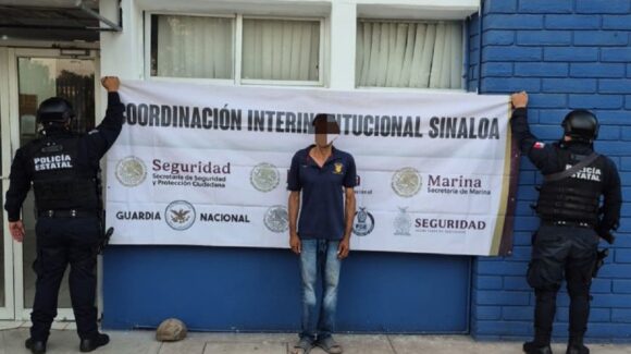 ¡Había robado 3 mil pesos! Sujeto es detenido por estatales tras asaltar un Oxxo al norte de Culiacán
