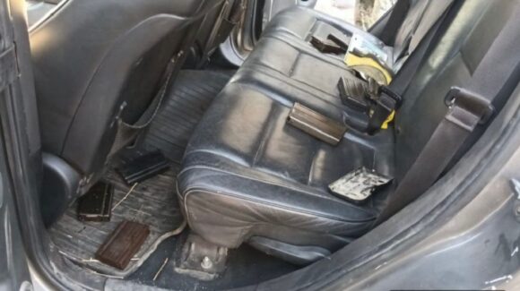 ¡Intentaron huir! Detienen a dos hombres y una mujer con armas y vehículo robado en Culiacán
