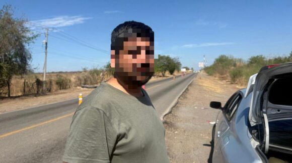 Agentes de Harfuch detienen a sujeto que transportaba 20 bolsas de cristal, en Culiacán