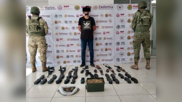 ¡Tres huyeron corriendo! Todas estas armas traía el detenido en el Centro de Navolato