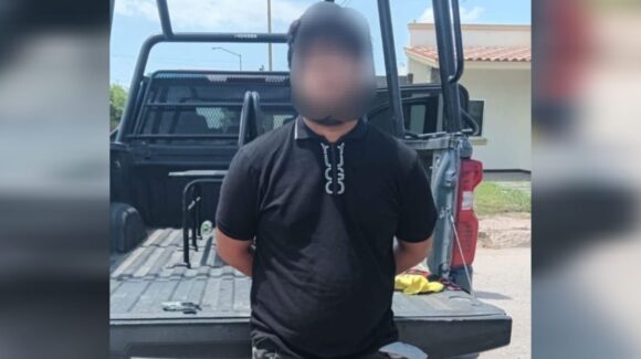 ¡Intenta huir! Detienen a un civil armado, aseguran una moto y un vehículo robado en Navolato