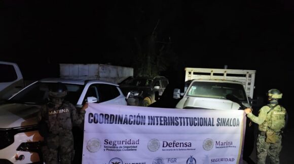 ¡Tres son menores de edad! Captura la Marina a 6 hombres con arsenal, carros y dinero en Culiacán