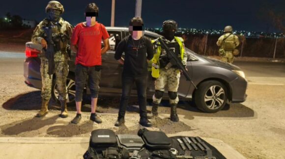 Caen con armas, droga y auto robado en Culiacán; uno de los detenidos es menor de edad