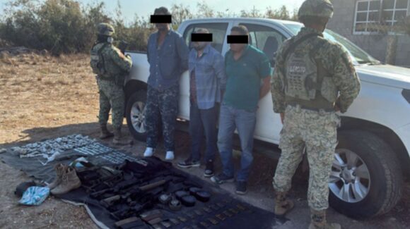 Detienen a 3 civiles con armas, drogas y un carro robado en Baila, Culiacán