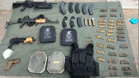 Con 15 mil pesos y arsenal detienen a hombre a bordo de auto robado en Villa Bonita, Culiacán