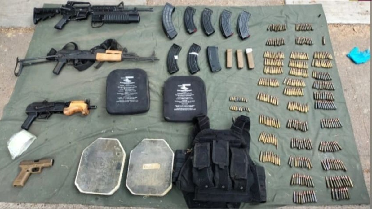 Detienen a hombre con arsenal en carro robado en Villa Bonita, Culiacán