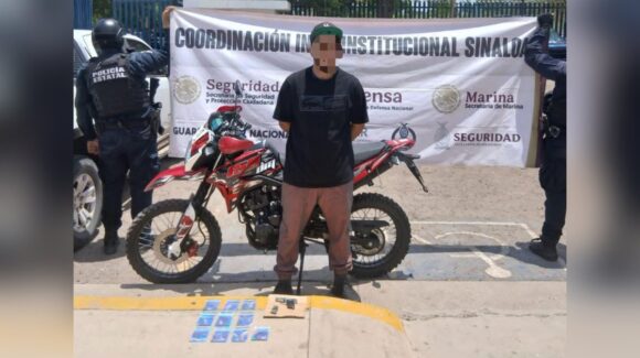 Le marcan alto por exceso de velocidad y le encuentran un arma y droga, en Culiacán