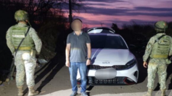 Militares detienen a sujeto con vehículo robado en Ampliación El Barrio, Culiacán