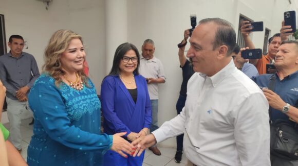 Toma riendas del DIF Ahome Nancy Janeth Niebla; alcalde Antonio Menéndez recorre estas instalaciones