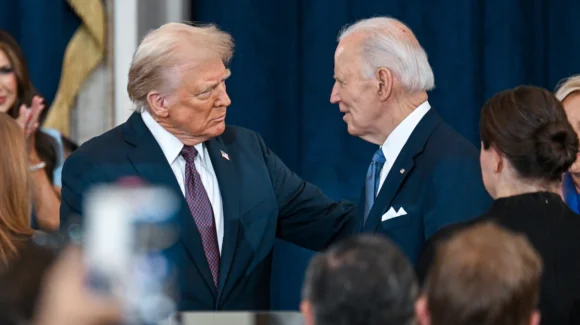 Trump replica teoría que asegura que Biden fue reemplazado por un ‘clon robótico’, tras ser ‘ejecutado’