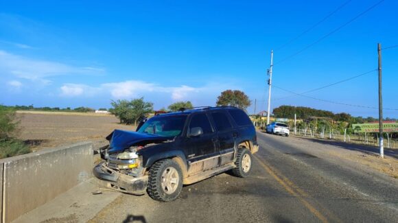 Dos automóviles se impactan en la curva de Los Chorizos, en El Varal, Guasave