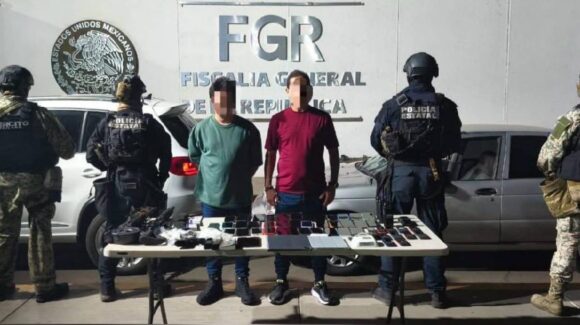 Detienen a dos hombres con fusil AK-47, drogas y sobres con casi $80 mil, en Culiacán