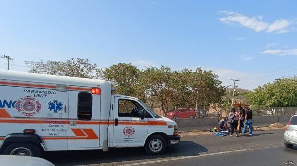 Dos jóvenes resultan lesionados al derrapar en motocicleta al sur de Mazatlán