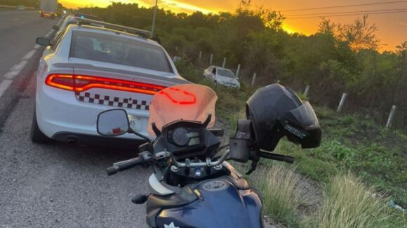 Dos mujeres resultan con lesiones leves tras volcadura en carretera México 15, rumbo a Villa Unión