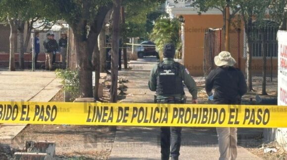 Ejecutan a dos hombres y dejan un mensaje escrito en cartulina en el sector Barrancos de Culiacán