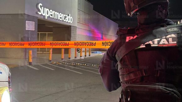 Ejecutan a un hombre en el estacionamiento de un supermercado al sur de Culiacán