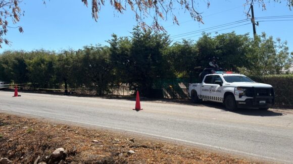 Envuelto en bolsas negras y encintado arrojan cadáver por la carretera La 20 en Costa Rica, Culiacán