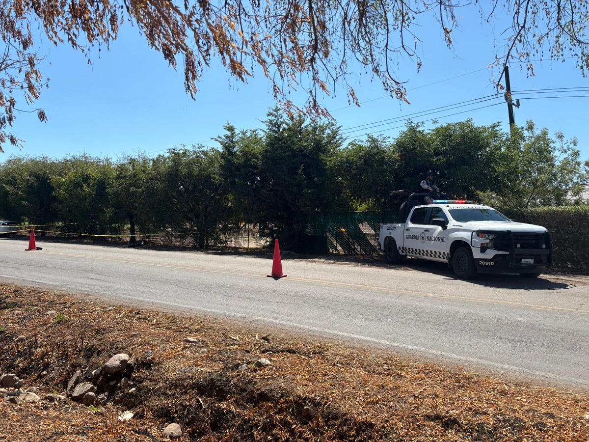 Envuelto en bolsas negras y encintado arrojan cadáver por la carretera La 20 en Costa Rica, Culiacán