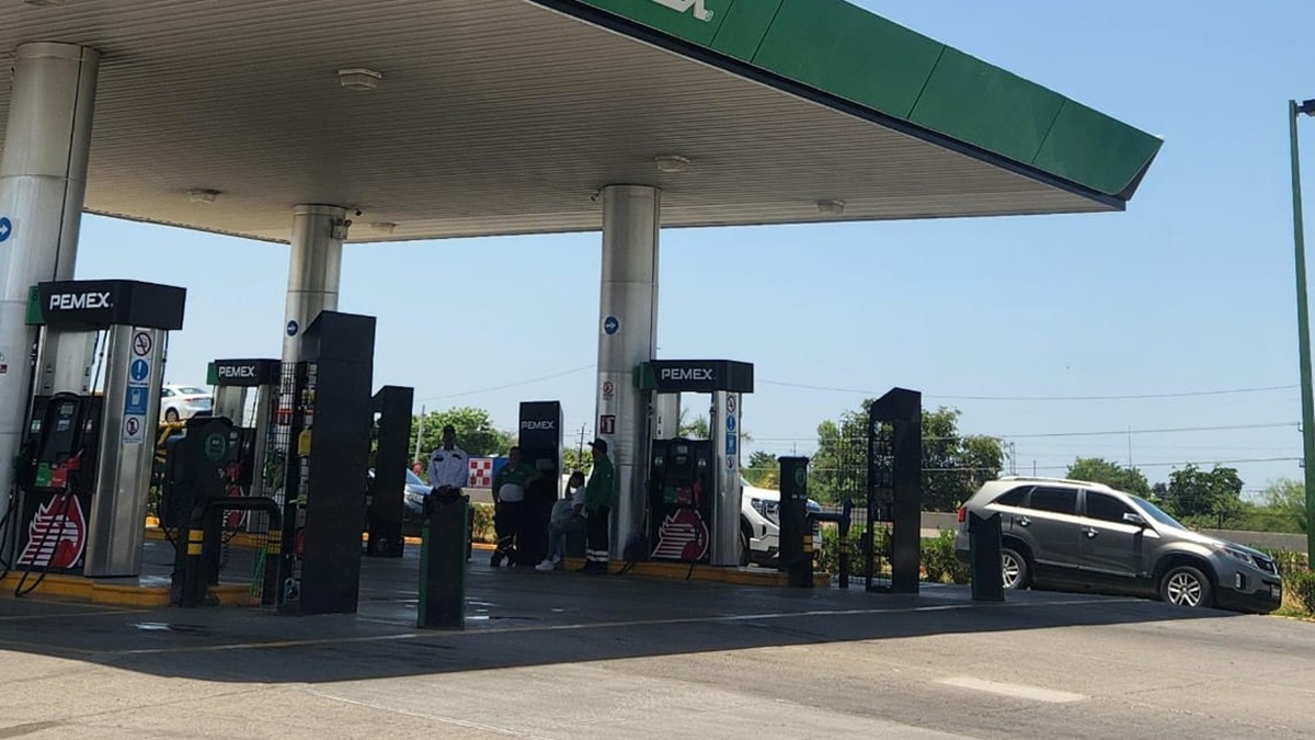 Empleados parados en gasolinera