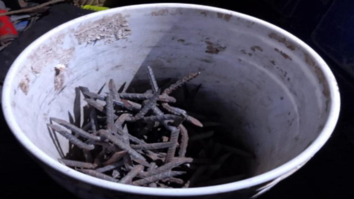 En Bahía de Cospita, aseguran vehículos y una cubeta con ponchallantas