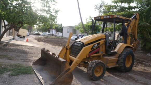 Entregan en Mazatlán calle pavimentada en Jacarandas y arrancan obra en la Toledo Corro