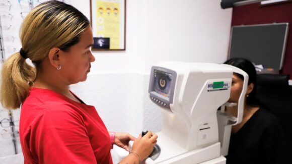 DIF Mazatlán invita a la ciudadanía a cuidar su salud visual, con servicio gratuito de optometría y lentes a bajo costo