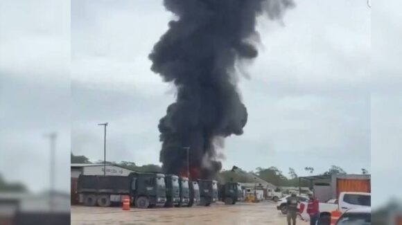 Explosión e incendio en obras del Tren Maya provoca cierre carretero en Quintana Roo