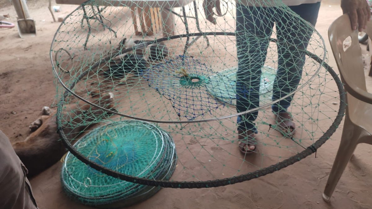 Pescadores arman las redes con sus aros
