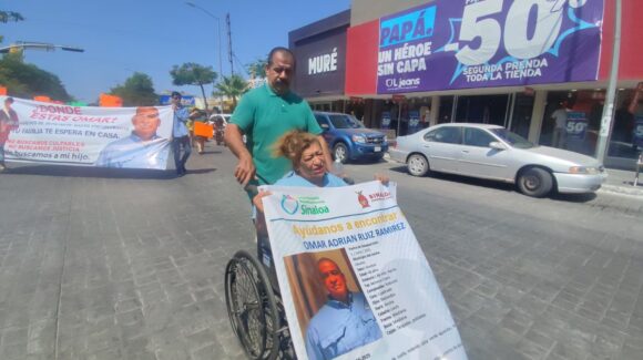Familia de Omar Adrián, desaparecido en Los Mochis, se reúne con el alcalde de Ahome