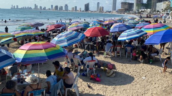 Familias mazatlecas celebran a los papás a su manera: en la playa
