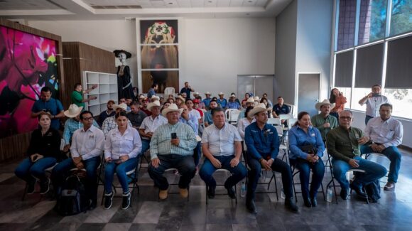 Capacitan a ganaderos para prevenir brotes de gusano barrenador y otras enfermedades; deben estar preparados, en Guasave