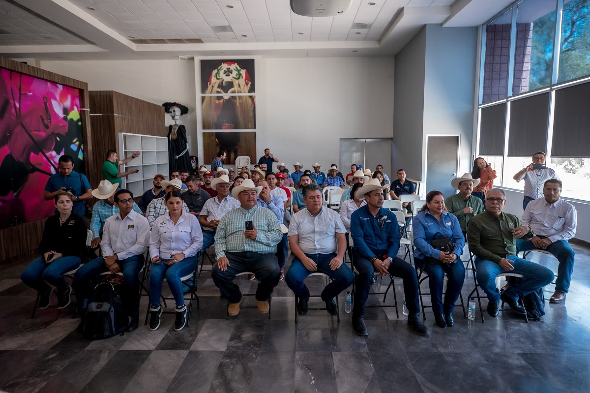 Capacitan a ganaderos para prevenir brotes de gusano barrenador y otras enfermedades; deben estar preparados, en Guasave