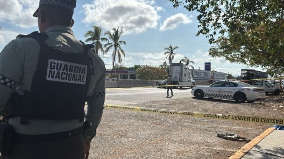 Con mensaje en cartulina localizan ejecutado a hombre por La Costera, en la caseta vieja de Culiacán