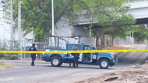 Asesinado y con mensaje en la espalda clavado con un cuchillo localizan a hombre en Culiacán
