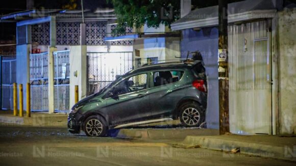 ¡Se estrelló con una casa! Localizan un carro baleado en la 21 de Marzo en Culiacán
