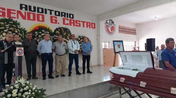 Sindicalizados reciben en la CTM Los Mochis el cuerpo del líder Nicolás García Castillo en homenaje póstumo