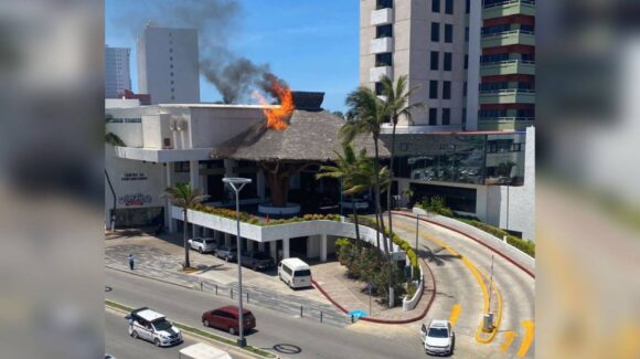 ¡Incendio en El Hotel El CID de Mazatlán! Bomberos combaten siniestro en plena Zona Dorada