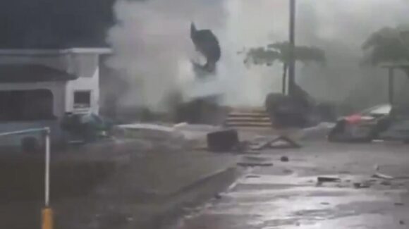 “Erick” tocó tierra en Oaxaca como huracán categoría 3, pero ya ha comenzado a debilitarse: Meteorólogos